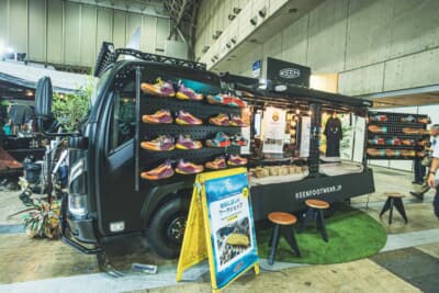 いすゞ エルフミオ:シューズメーカー、KEENがプロデュース。スニーカーがディスプレイされオシャレな雰囲気