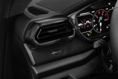 BRABUS 900 SUPERBLACK：カーボンパネルが奢られた運転席側のダッシュボード