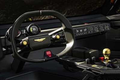 アストンマーティン ドレッドノート:メタリックゴールドのシフトレバーなど本物にこだわった室内