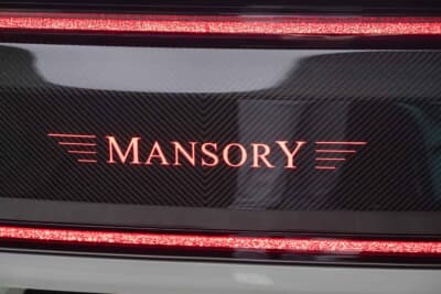 Zeekr 9X：暗闇で妖しく発光する「MANSORY」のロゴ。後続車にこのクルマがただ者ではないことを強烈にアピールする