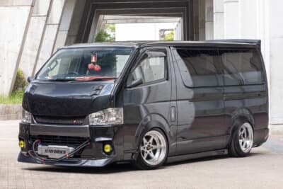 トヨタ ハイエース：チンスポにオーバーフェンダー、ロンシャンホイールのデザインを復刻させたファブレスヴァローネを装着