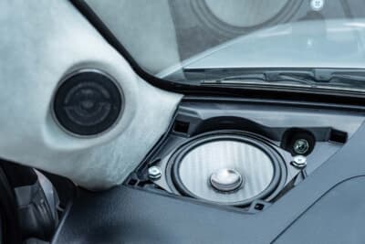 トヨタ・プロボックス:限られたスペースにも装着しやすい10㎝口径のセパレート2ウェイスピーカー。綺麗に収まっている