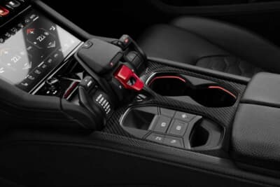 BRABUS 900 SUPERBLACK：黒を基調としたストイックな意匠のセンターコンソール
