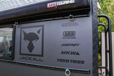 三菱 トライトン:サイドにはルアーメーカーJACKALLのデザインが配される。さらに装着したパーツのロゴもおしゃれに追加