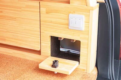トヨタ プロボックス:右壁下部にも同様にメンテナンス用の小扉を設置し、配線やバッテリー周りへのアクセスを容易にしている