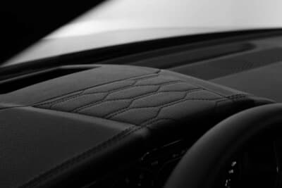BRABUS 900 SUPERBLACK：アルカンターラとレザーが組み合わされたマーターフード上面