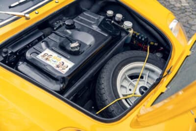 8万6250ユーロ（邦貨換算約1592万円）で落札されたアルピーヌ・ルノー「A110-1300G」 （C）2026 Courtesy of RM Sotheby's