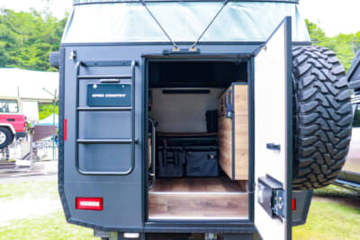 三菱 トライトン:扉を開け、居室内を見た姿。フローリングのオシャレな室内が特徴。背面にはラダーも配置されている