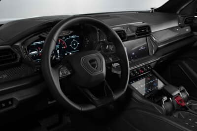 BRABUS 900 SUPERBLACK：黒で統一されたレーシングスタイルの運転席周り