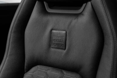 BRABUS 900 SUPERBLACK：背もたれに専用バッジが埋め込まれたスポーティなフロントシート