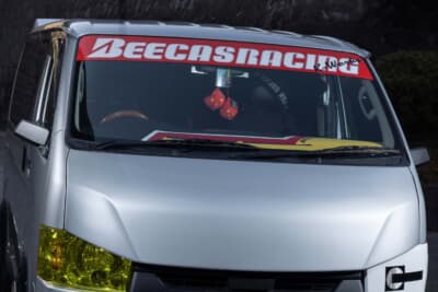 トヨタ ハイエース：バッドフェイスにバナーなどフロントマスクにはレーシングカースタイルを作り込む