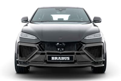 BRABUS 900 SUPERBLACK：威圧感のあるシルエットが際立つ白背景のフロントビュー