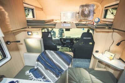 いすゞ エルフミオ トラヴィオ:ダイネットから運転席を眺めた空間。上部も有効スペースとして使える。運転席にはレカロシートを設置