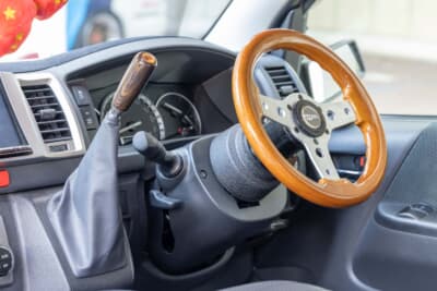 トヨタ ハイエース：インテリアは旧車カスタムの水野ワークス製を装着する