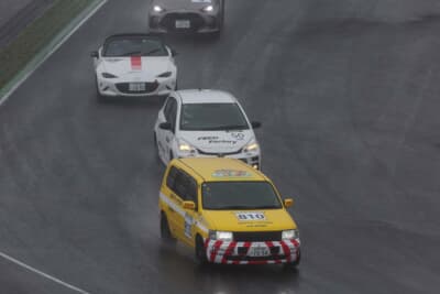 トヨタ・プロボックス：スタートからしばらくは濃霧の中でのレースが続く