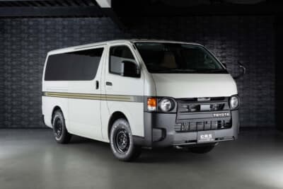 トヨタ・ハイエース:ESSEX製のフラットボンネットとReCLASSICキット装着
