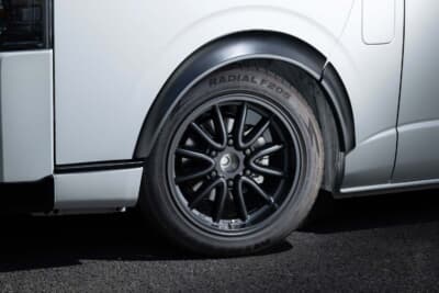 トヨタ・ハイエース:旧車ファンを虜にするマットブラックのホイール