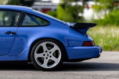 36万5000ユーロ（約6789万円）で落札されたポルシェ RUF BTR 3.8（C）Courtesy of RM Sotheby's
