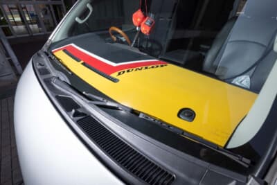 トヨタ ハイエース：植毛屋製のオーナーオリジナルダッシュマットを装着する