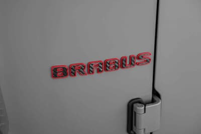メルセデスAMG G 63：レッドカラーで統一されたリアの「BRABUS」エンブレム