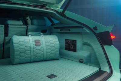 BRABUS 900 MINT：鮮やかなストーンミントカラーで仕立てられたトランクスペース