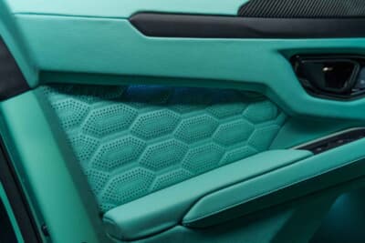 BRABUS 900 MINT：ドアトリムにもミント色のレザーとハニカム状のキルティングを採用