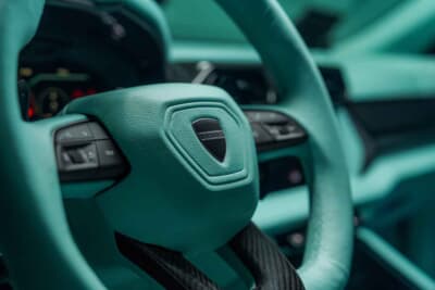 BRABUS 900 MINT：ミントカラーのレザーで覆われた専用ステアリングホイール