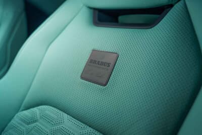 BRABUS 900 MINT：鮮烈なカラーと専用バッジが組み合わされたフロントシート