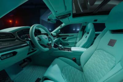 BRABUS 900 MINT：運転席側から見たストーンミントカラーの華やかなインパネ周り