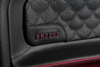 メルセデスAMG G 63：ドアパネルにあしらわれた「BRABUS」のバッジ
