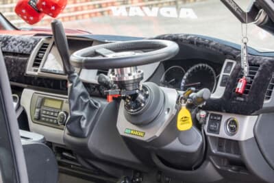 トヨタ ハイエース：跳ね上げ式のステアリングボスはワークスベルのラフィックスを採用。これだけで走り屋が完成する
