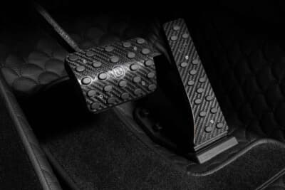 メルセデスAMG G 63：操作性を高める専用ペダル類