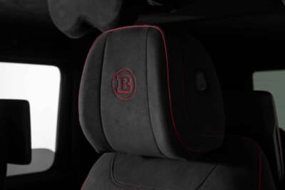 メルセデスAMG G 63：ヘッドレストに施されたレッドのエンボスロゴ