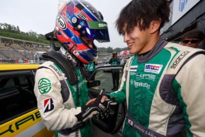 トヨタ・プロボックス：チェッカー後にドライバー2人による握手や抱擁が耐久レースの感動の瞬間だ