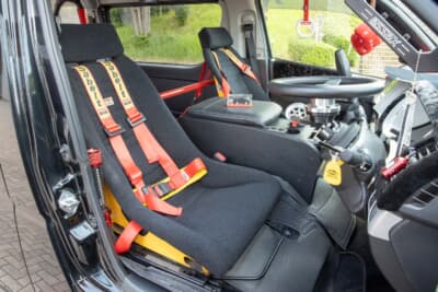 トヨタ ハイエース：バケットシートに４点式シートベルトを装備。走り屋の証