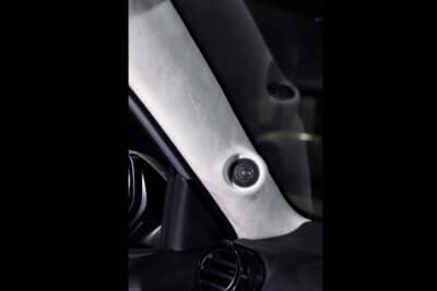 トヨタ・プロボックス:ツイーターをAピラーに埋め込むことで車内の音の広がり感と見た目の美しさを構築する