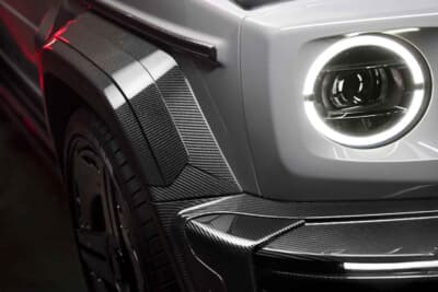 メルセデスAMG G 63：デイタイムランニングライトとシャープなデザインのカーボンフェンダー