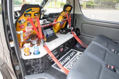 トヨタ ハイエース：４点シートベルトは伊達ではなく、しっかりとホールドするように作り込まれる