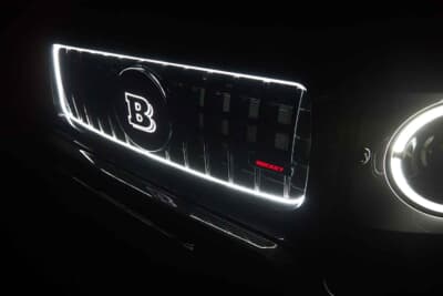 メルセデスAMG G 63：白く発光するフロントグリルのブランドエンブレム