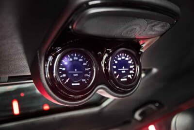メルセデスAMG G 63：ルーフにマウントされた追加メーター類