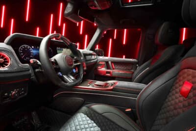 メルセデスAMG G 63：レッドのアンビエントライトが彩る極上のコックピット