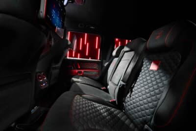 メルセデスAMG G 63：赤い光に包まれた特別なリアキャビン