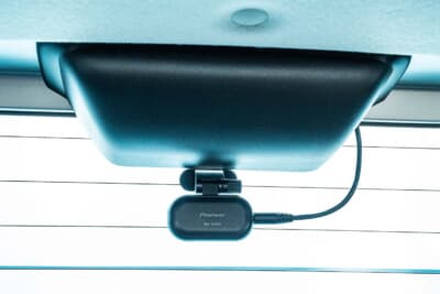 トヨタ・プロボックス:仕事の荷物や遊びの道具を目一杯搭載しても、後方視界を妨げることないデジタルミラー型ドライブレコーダー