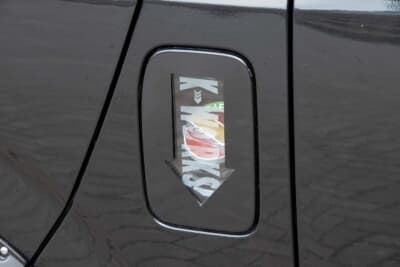 トヨタ ハイエース：オネストのフューエルリッドを加工し、オリジナルスタイルに