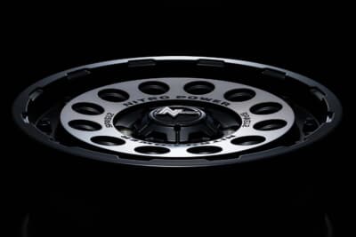 トヨタ・ハイエース：ホワイトレタータイヤとの組み合わせで都会的な上質さを演出する