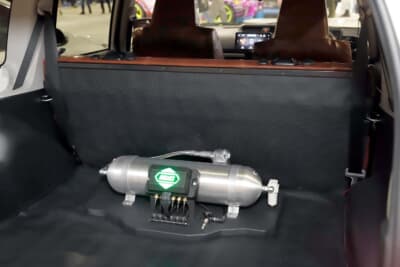 トヨタ・プロボックス:電磁弁を点灯しフローティング風にレイアウトされたエアサスのユニット