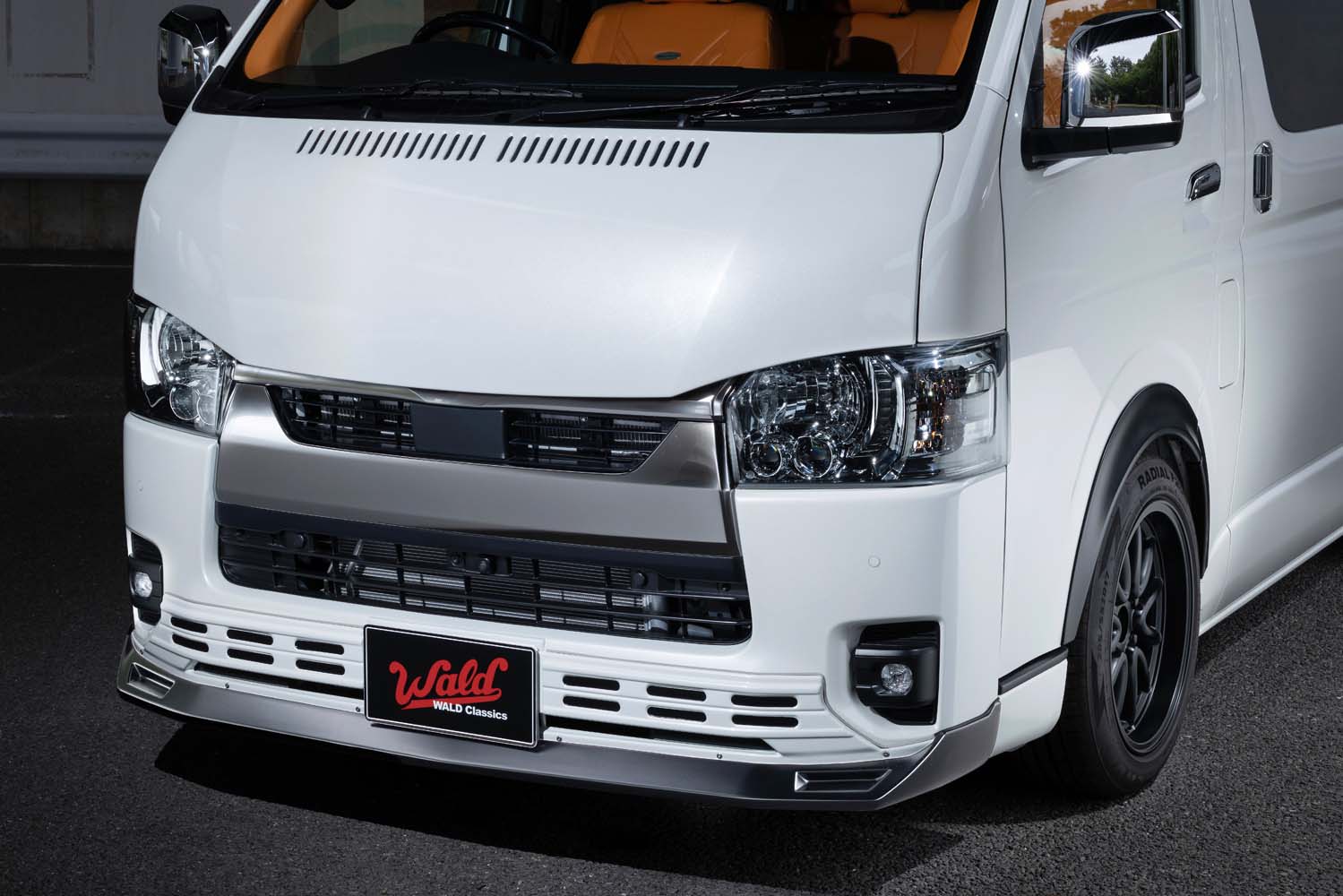ポ*コ様 トヨタ ハイエース スーパーGL 外装カスタムパーツ一式 ハコスカやケンメリのチンスポをハイエースに!? 現代の最新パーツで