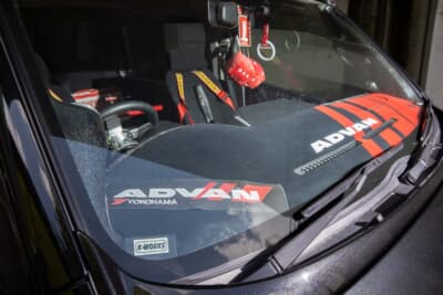 トヨタ ハイエース：ダッシュボードパネルもオリジナルだ。アドバンカラーがとてもスポーティでいい感じだ