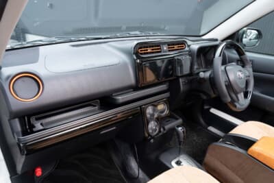 トヨタ・プロボックス：商用車プロボックスのインテリアが、アフターパーツを装着するだけでイメージは一新する