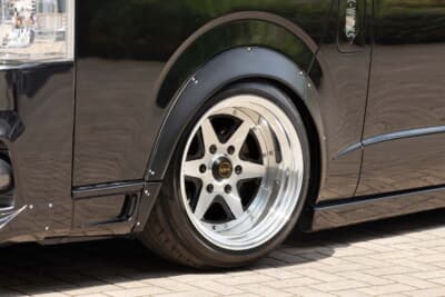 トヨタ ハイエース：４インチローダウンした足回りに組み合わせるホイールはヴァローネRX-6の17インチ